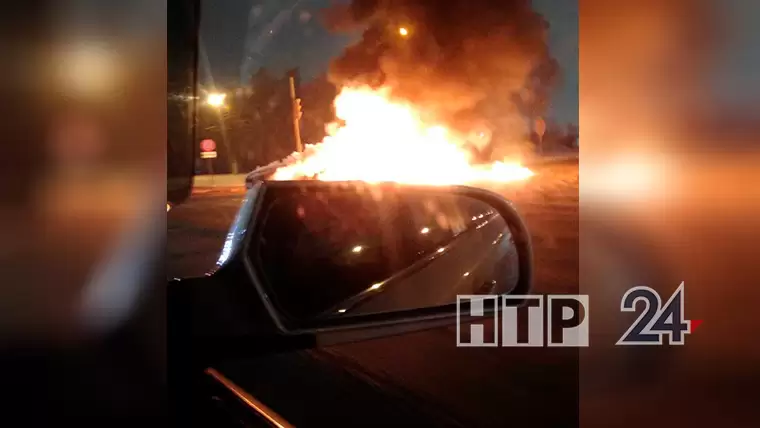 В промзоне Нижнекамска горит автомобиль BMW - видео