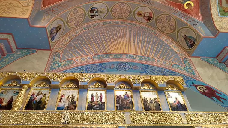 В храме Рождества Христова в Нижнекамске устанавливают иконостас