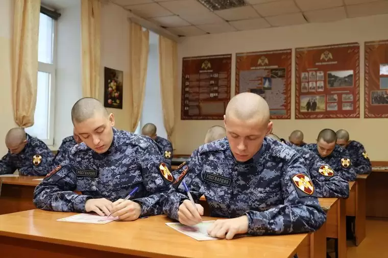 В канун Дня матери военнослужащие казанского спецполка Росгвардии написали письма своим мамам