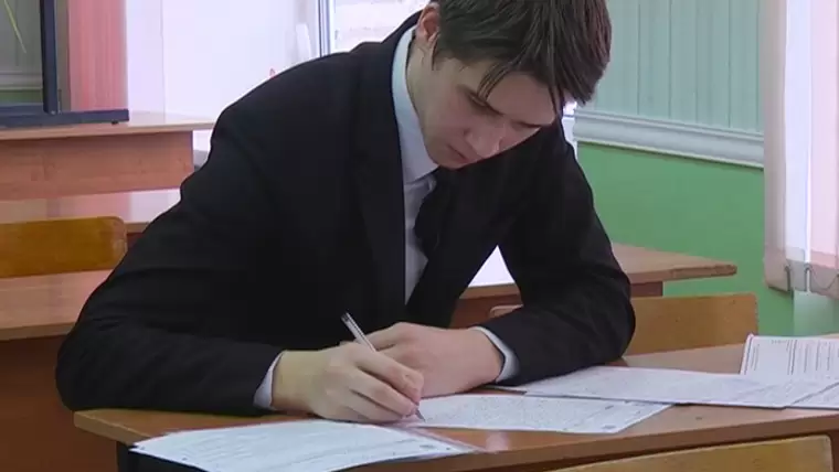 Российские школьники напишут итоговое сочинение через неделю, их ждут новые правила