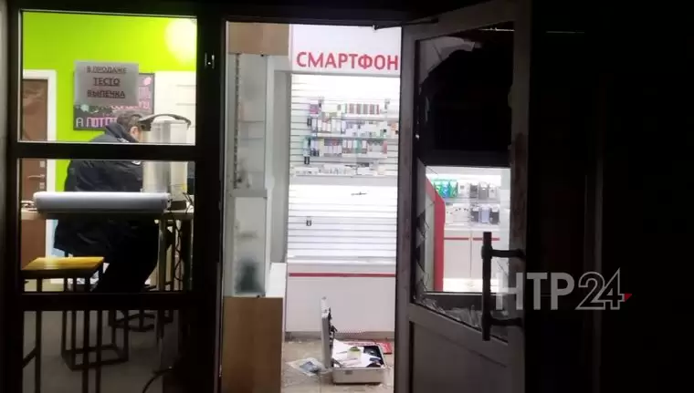 В Нижнекамском районе вор-редицивист за день обокрал магазин техники, взломал машину и автобус