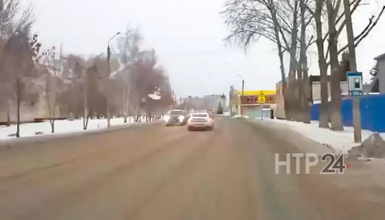 В Нижнекамске с машины на ходу спала наледь и разлетелась по дороге - видео