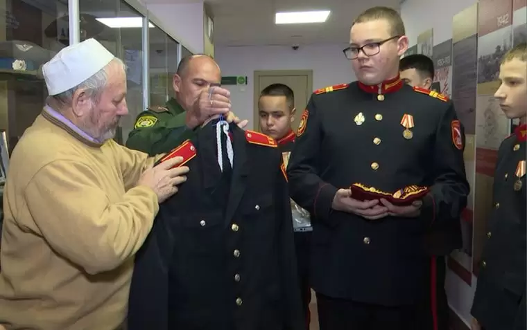 Семья погибшего на Украине нижнекамца передала его личные вещи и награды кадетскому корпусу
