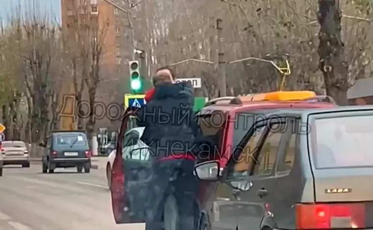 В Нижнекамске два водителя устроили потасовку на дороге — видео