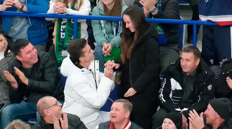 Нижнекамец сделал предложение своей девушке на хоккейном матче