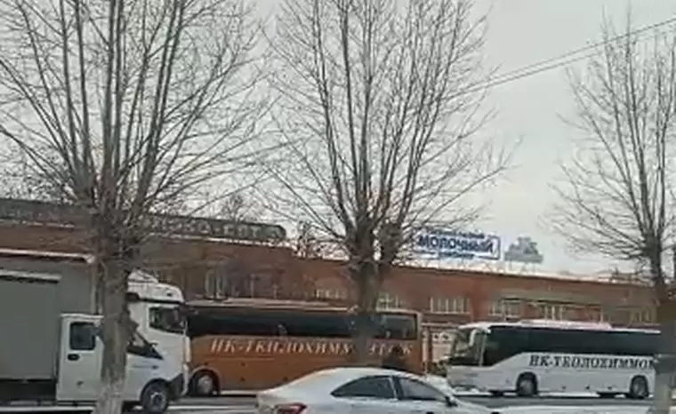 Соцсети: в Нижнекамске на ул. Первопроходцев из-за упавшего кабеля образовалась пробка