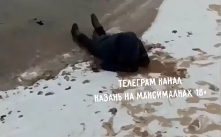 В Казани прохожий спас женщину, которая провалилась под лёд