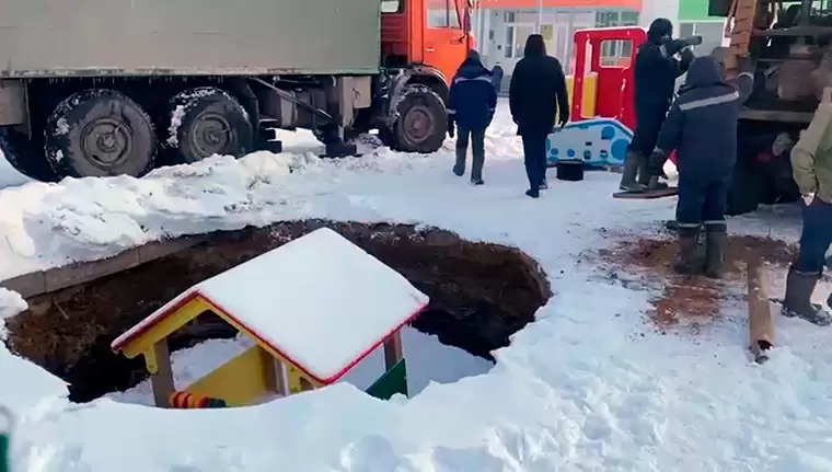 В Казани временно закрыли детсад, где провалился под землю домик