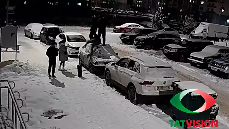 В Нижнекамске молодёжь устроила танцы на крыше своего авто, протаранив мусорный бак