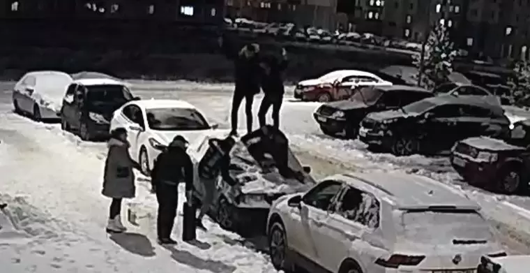 Танец парней на крыше автомобиля в Нижнекамске попал на видео