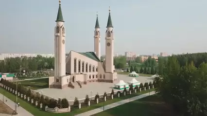 Минниханов поздравил татарстанцев с Днем Конституции республики