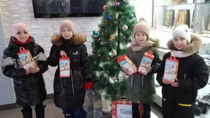 Третьеклассницы из 27-й школы принесли первые подарки для акции «Стань Дедом Морозом!»