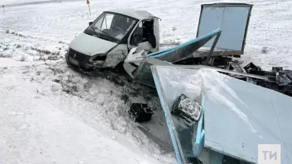 На трассе в Татарстане «ГАЗель» развалилась на части после столкновения с легковушкой