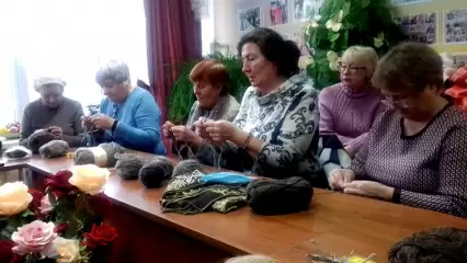 Рукодельницы Нижнекамска связали 80 пар шерстяных носков для солдат - НТР 24