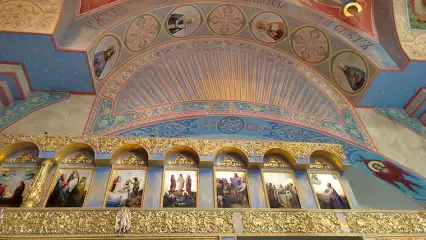 В храме Рождества Христова в Нижнекамске устанавливают иконостас