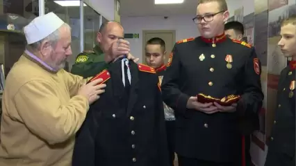 Семья погибшего на Украине нижнекамца передала его личные вещи и награды кадетскому корпусу