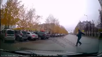 На видео сняли, как мужчина чуть не попал под колёса авто в Нижнекамске - НТР 24