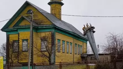 В Татарстане с мечети упал минарет