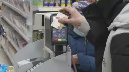 В Нижнекамске мужчина купил продукты по чужой карте на 18 тысяч рублей - НТР 24