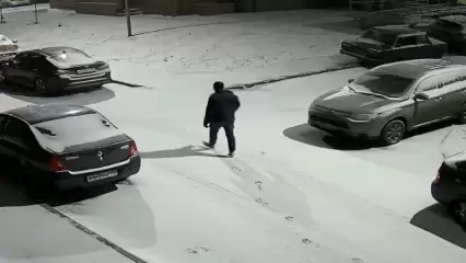 Ночью в Нижнекамске к дому съехались экстренные службы из-за агрессивного босоного мужчины - НТР 24