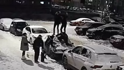 Танец парней на крыше автомобиля в Нижнекамске попал на видео
