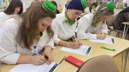 Нижнекамцы написали диктант на татарском языке по произведению Кул Гали - НТР 24
