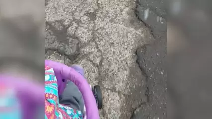 В Нижнекамске рассказали о тротуаре, из-за которого ломаются детские коляски и калечатся люди