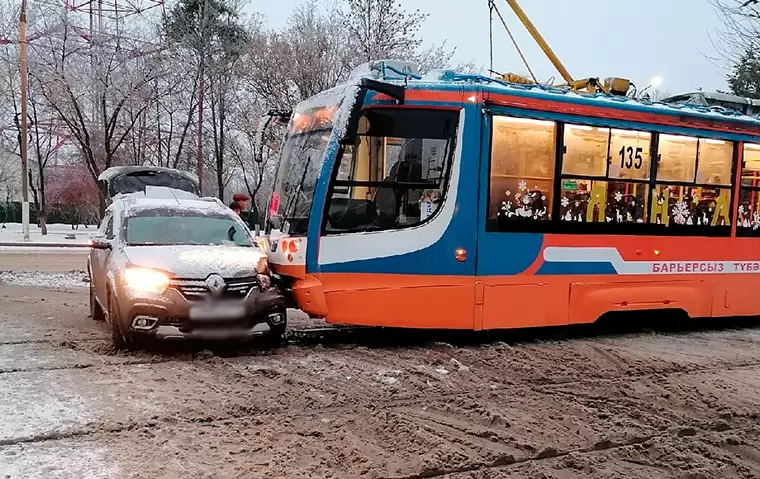 В Нижнекамске столкнулись трамвай и иномарка - на путях образовалась пробка