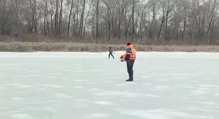 В Нижнекамске рыбак убежал от патруля по тонкому льду - видео