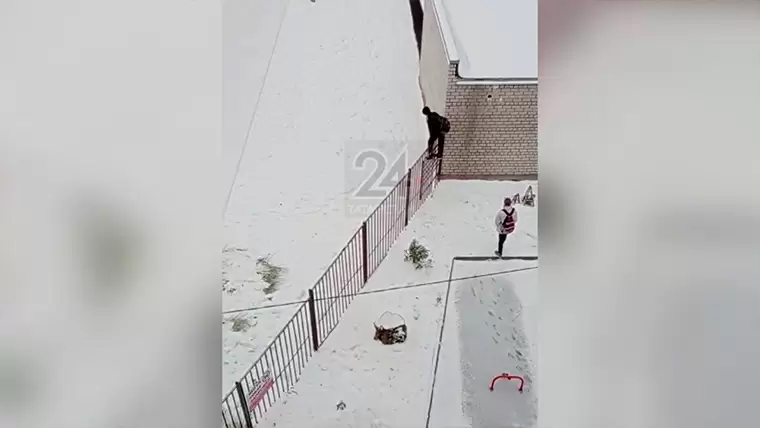В Казани ученики гимназии вынуждены перелезать через забор, чтобы попасть в школу