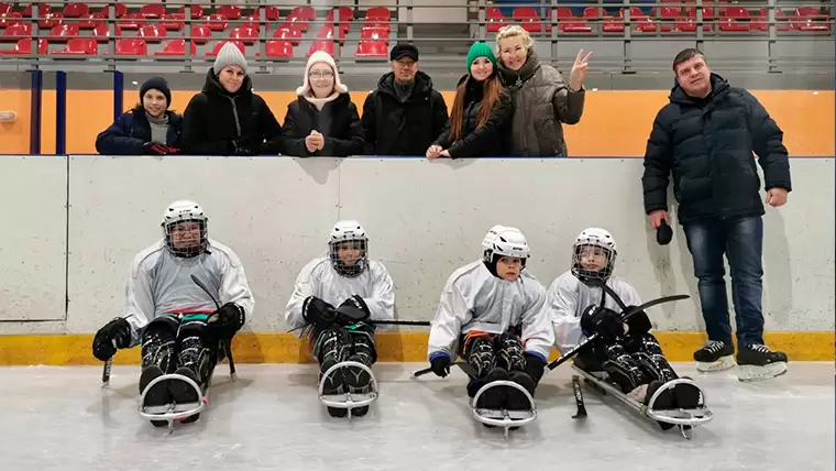 Нижнекамцам показали, как проходит тренировка секции следж-хоккея для детей с ПОДА