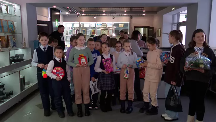 Ученики четвёртого класса принести канцтовары и игрушки для акции «Стань Дедом Морозом!»