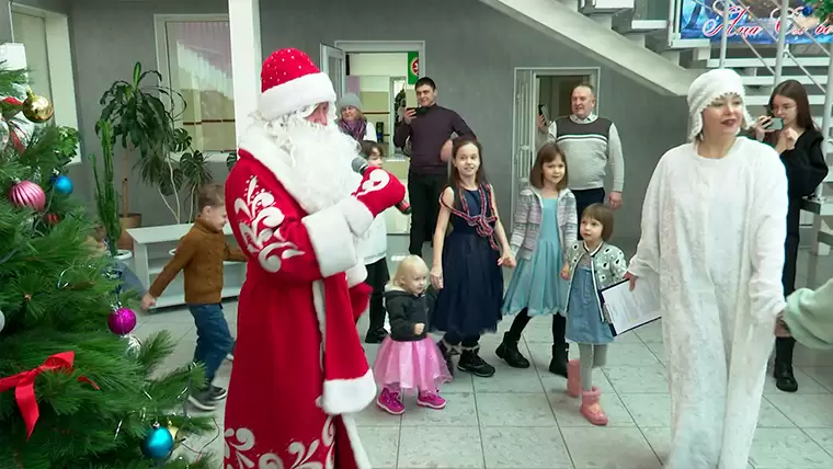 Дед Мороз НТР передал подарки детям микрорайонов № 6 и 7