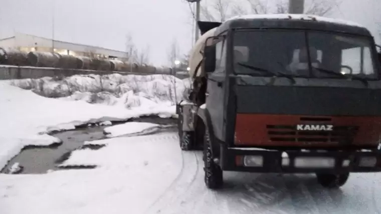 В Нижнекамске накажут водителя грузовика, сливавшего отходы бетонной смеси на землю