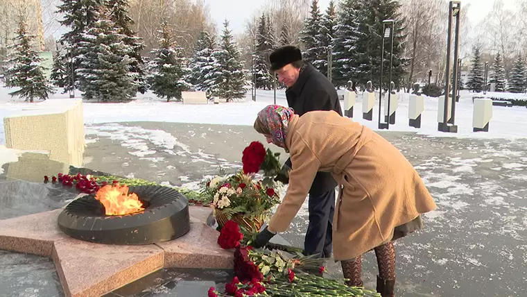 В Нижнекамске в День Героев Отечества возложили цветы к монументу Победы