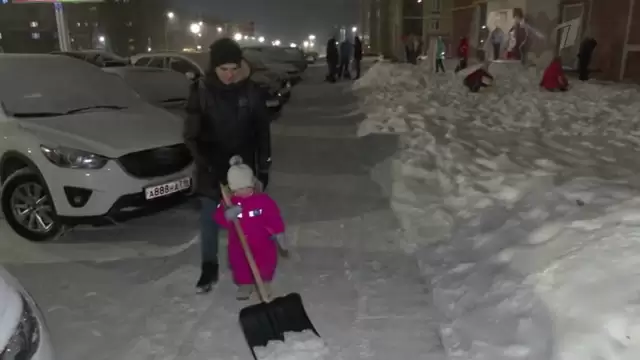 Нижнекамцы вышли на уборку снега во дворе и попали на «Первый канал»