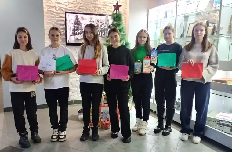 Студенты НХТИ и баскетболистки из спортшколы № 1 пополнили кладовую подарков Деда Мороза НТР