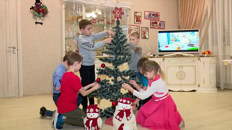 Воспитанники нижнекамского детдома уже украсили ёлку и написали письма Деду Морозу