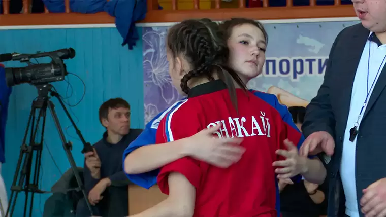 На престижный всероссийский турнир по борьбе на поясах в Нижнекамске съехалось более 160 спортсменов