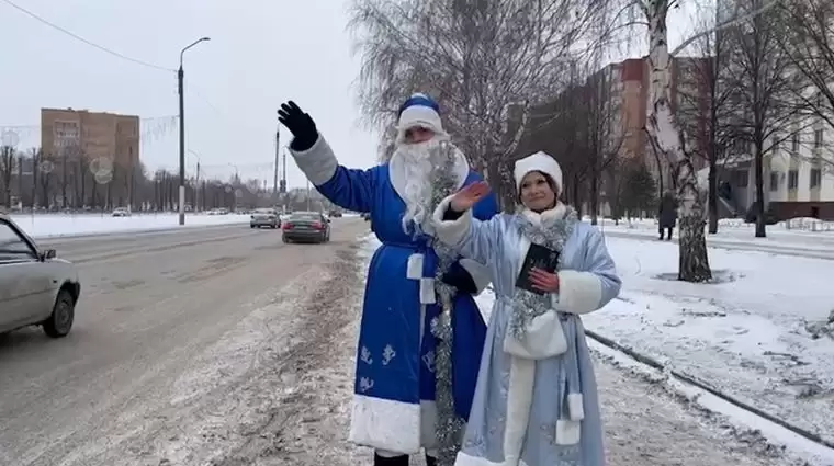 Дед Мороз и Снегурочка поздравили с Новым годом нижнекамских водителей