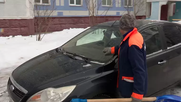 В Нижнекамске пытаются достучаться до автовладельцев, мешающих убирать снег во дворах