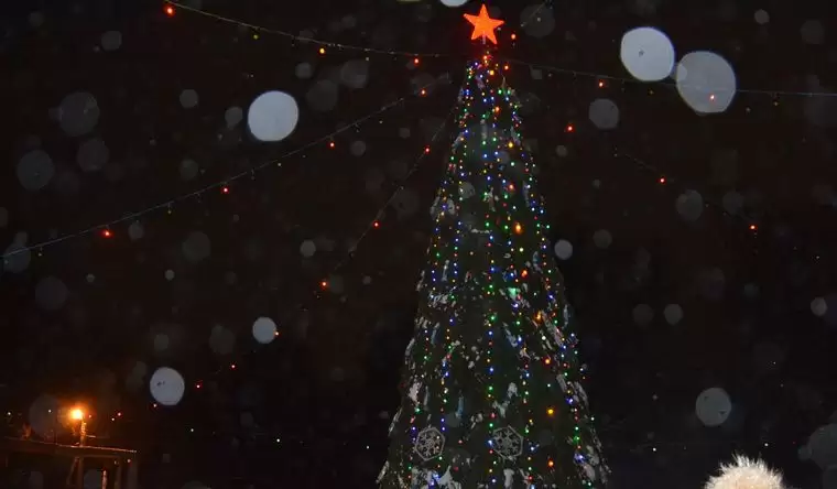Нижнекамцы с Красного Ключа просят вернуть им новогоднюю елку у дома культуры