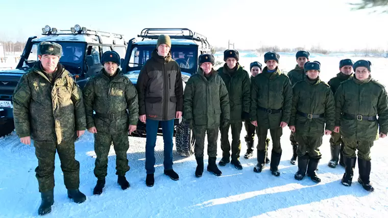 Метшин передал два УАЗа мобилизованным татарстанцам