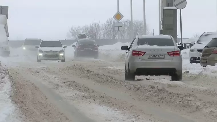 Татарстанских водителей просят быть осторожными при метели и гололедице