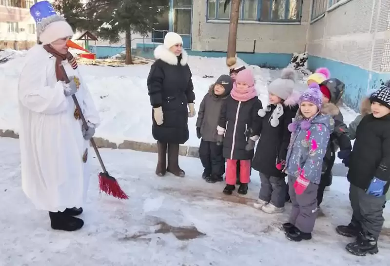 Как дети снежинки искали