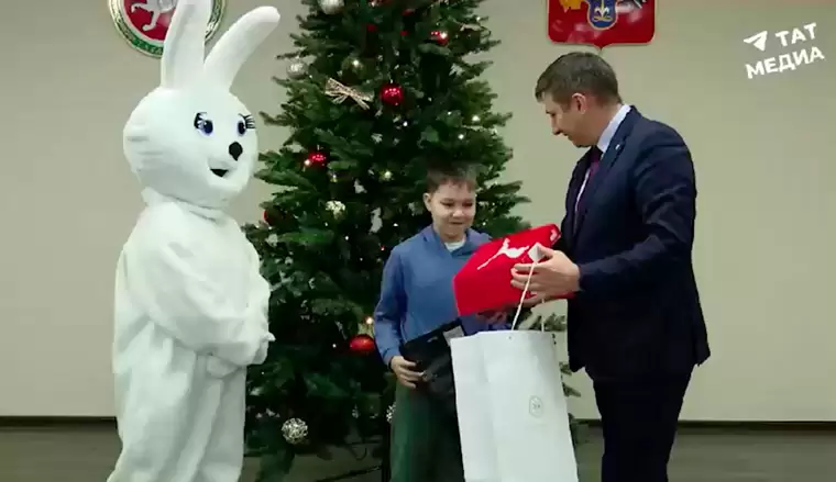 «Ёлка желаний»: Минниханов исполнил новогоднее желание юного футболиста из Бавлов