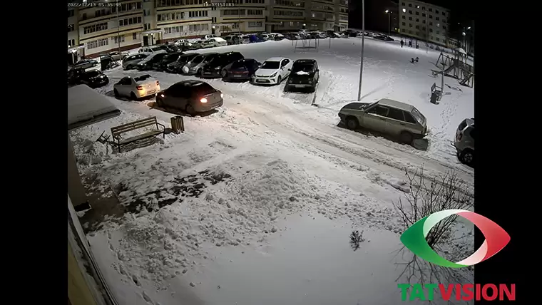 Выкинутая из окна посуда повредила припаркованную машину в Нижнекамске - видео