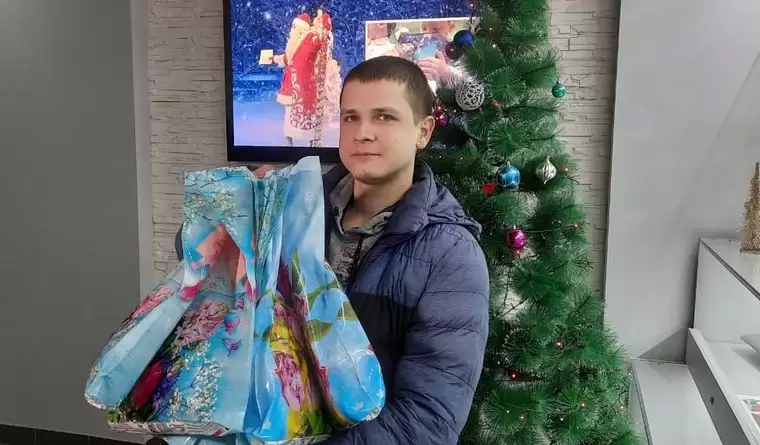 Нижнекамец принес пять пакетов подарков для акции «Стань Дедом Морозом!»
