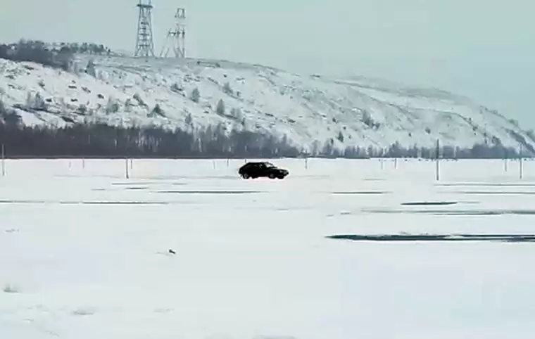 В Татарстане по закрытой ледовой переправе через Соколку проехал автомобиль