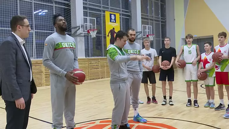Игроки казанского УНИКСа провели мастер-класс в Нижнекамске для юных баскетболистов